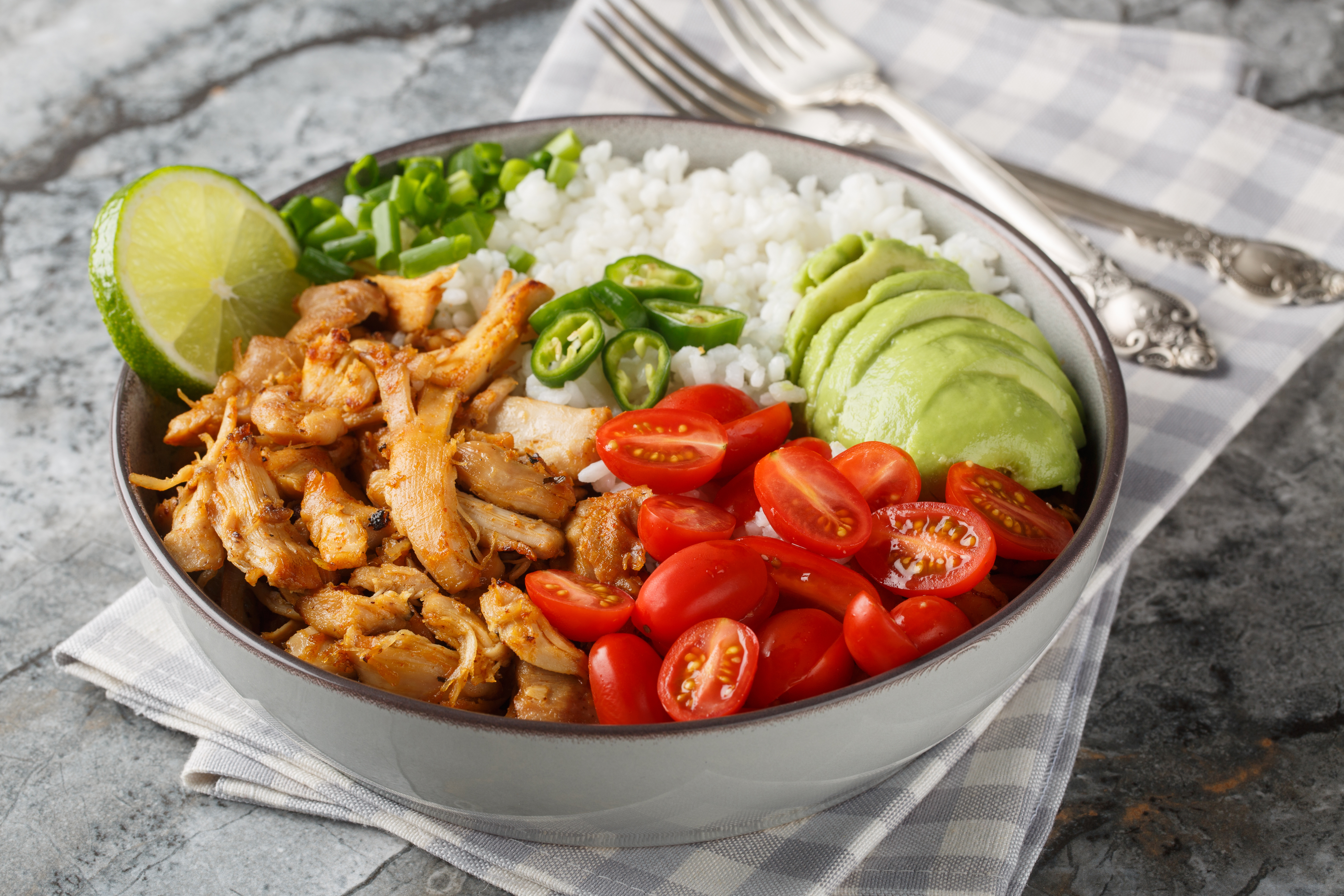Bowl de pollo con salsa cremosa y vegetales