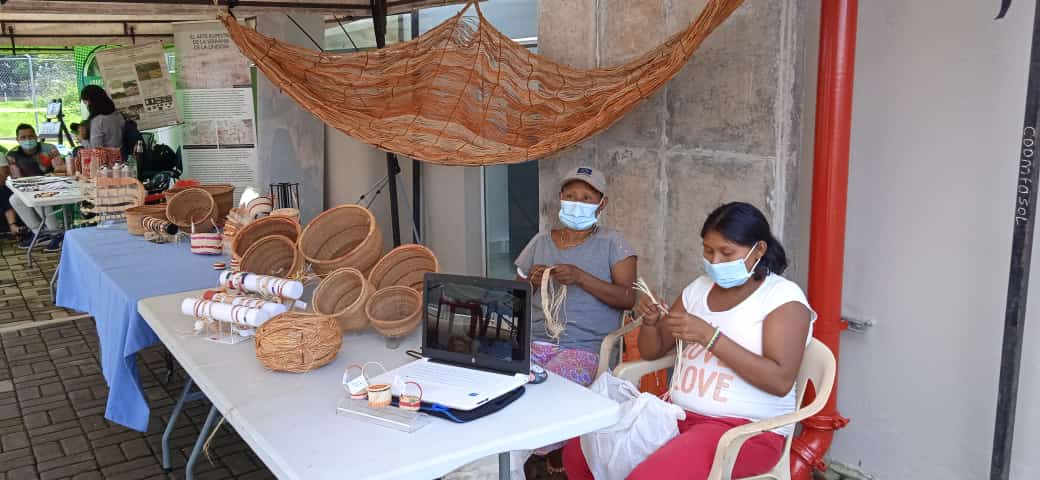 Mujeres Nükak en ExpoGuaviare. Cortesía de la Comunidad de Juristas Akubadaura.