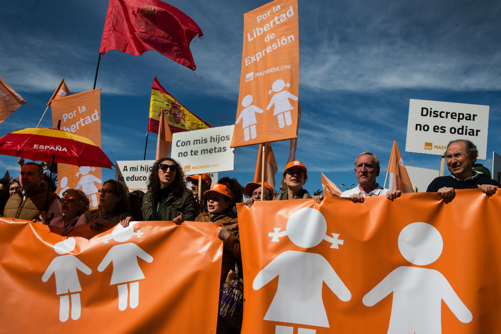 Cientos de manifestantes protestan en España contra la transexualidad
