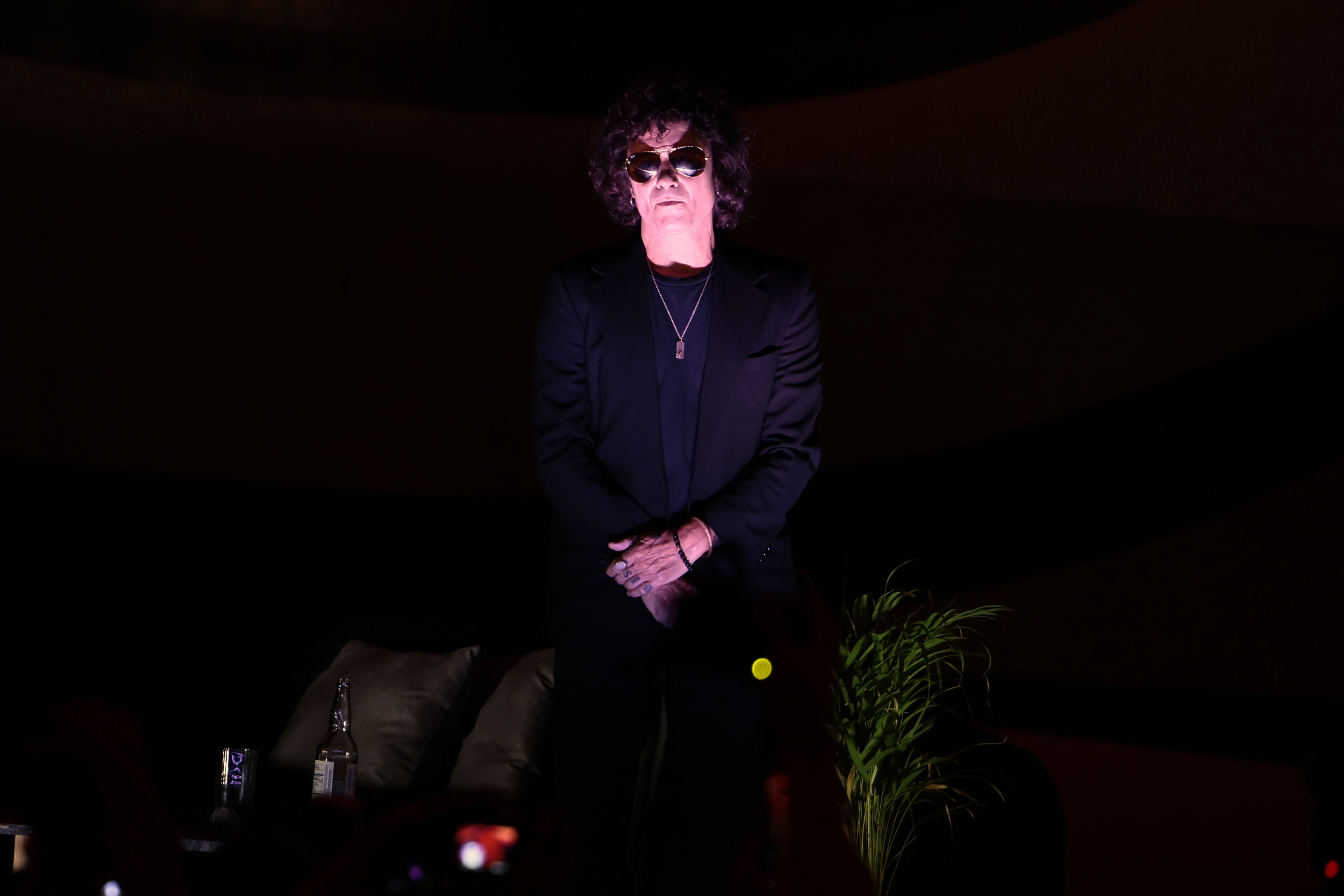 MEX7243. CIUDAD DE MÉXICO (MÉXICO), 09/05/2024.- El cantante y compositor español Enrique Bunbury habla durante una rueda de prensa este jueves en Ciudad de México (México). El cantante y compositor español Enrique Bunbury vuelve a México, su “segunda casa”, con dos conciertos que prometen ser “enormes”, tal y como expresó este jueves en una conferencia de prensa. EFE/José Méndez