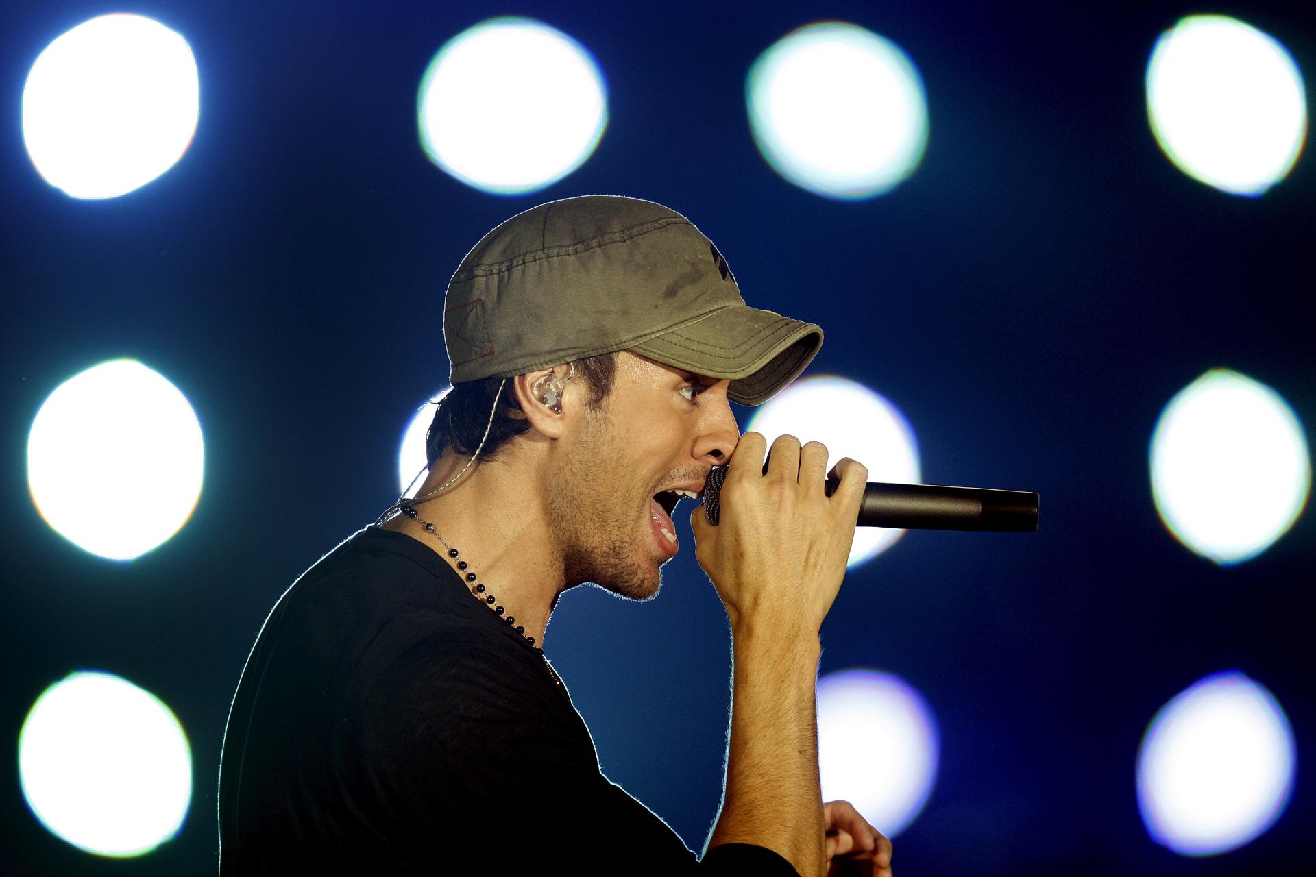 Rotterdam (Netherlands), 08/05/2025.- (FILE) - Spanish singer Enrique Iglesias performs during a concert in Rotterdam, The Netherlands, 05 April 2009. (Países Bajos; Holanda) EFE/EPA/ROBERT VOS *** Local Caption *** 01720144
