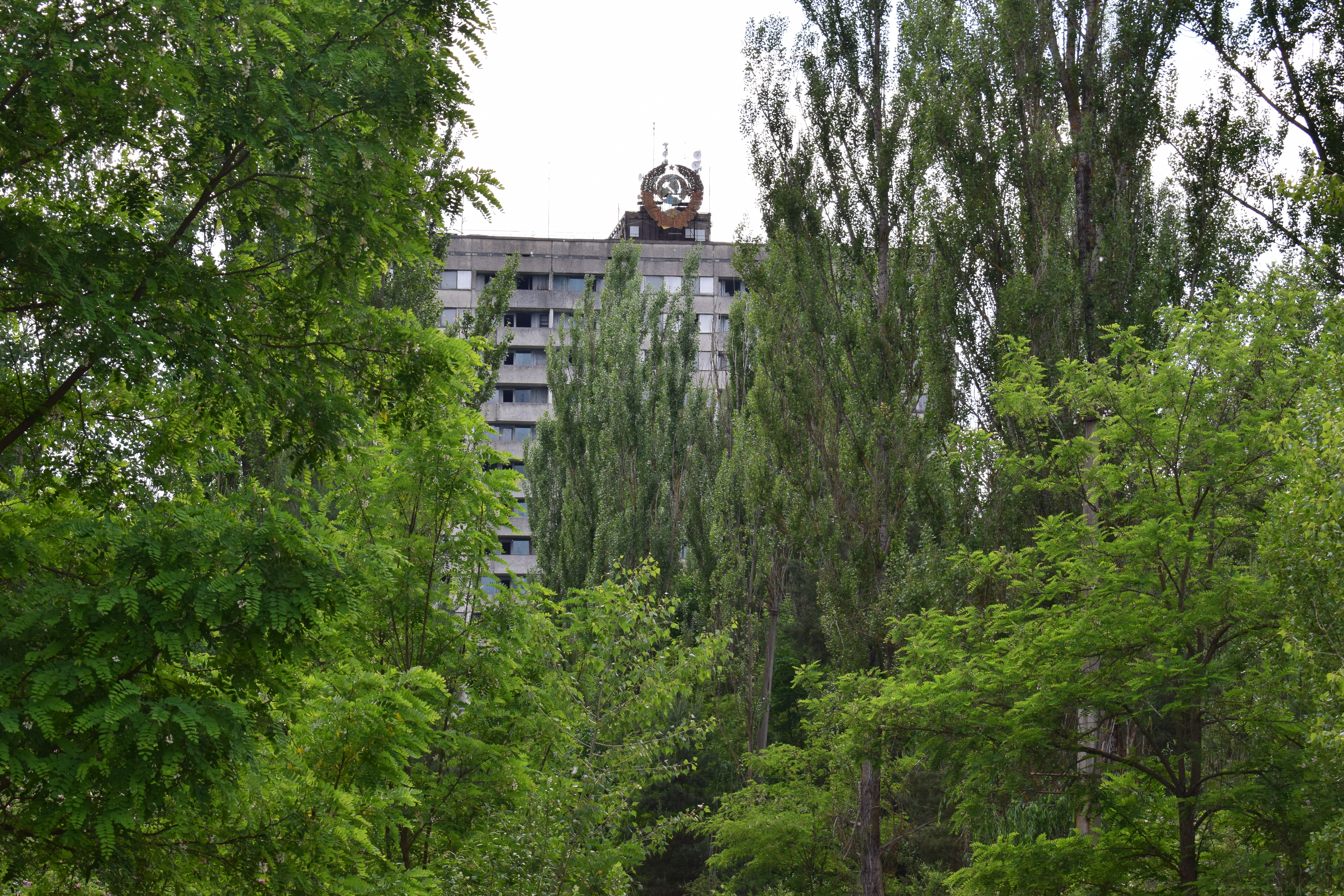 Un escudo de la Unión Soviética se levanta sobre un edificio prácticamente abandonado en la ciudad de Prípiat, que apenas tenía 16 años de fundada cuando ocurrió la catástrofe nuclear de Chernóbil.