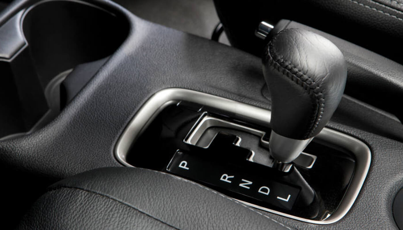 Un estudio elaborado por el grupo Momentum Motor indica que los modelos con transmisión automática registran un consumo cercano a un 5 % superior frente a los manuales, debido a que los conductores de este tipo de transporte no tienen el mismo nivel de control sobre el cambio de marchas y, por lo tanto, utilizan el acelerador de manera menos eficiente en ciertas situaciones.
