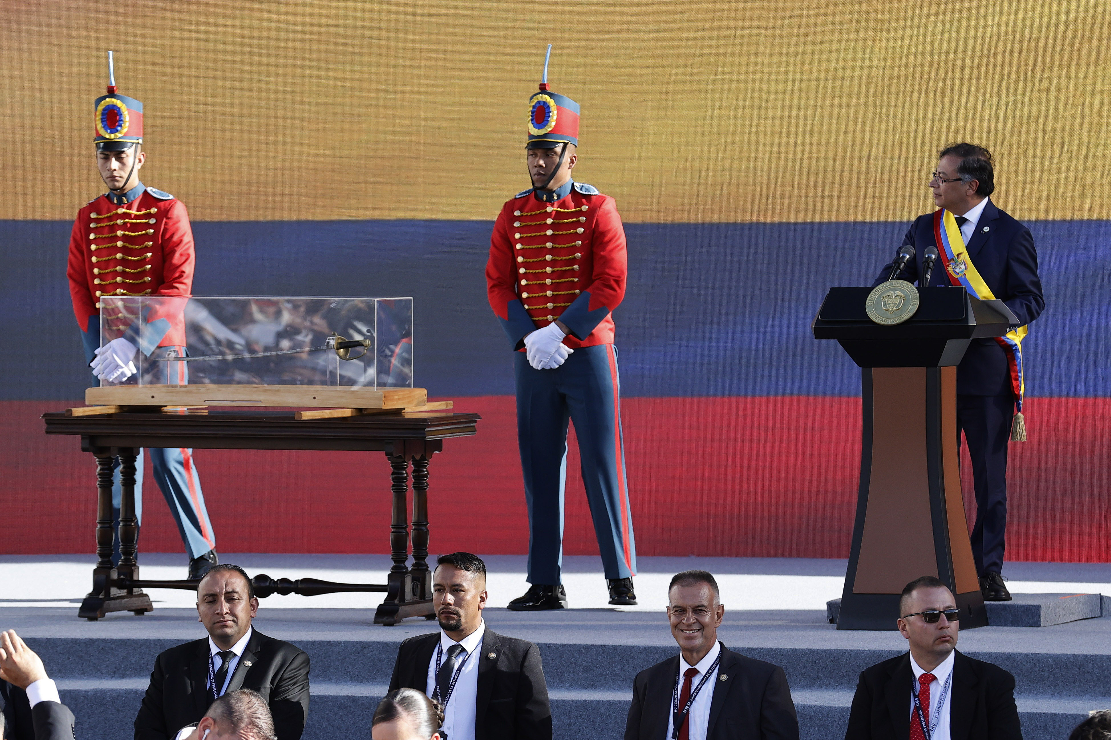 Petro, entre la espada de Bolívar y los 10 compromisos como nuevo presidente