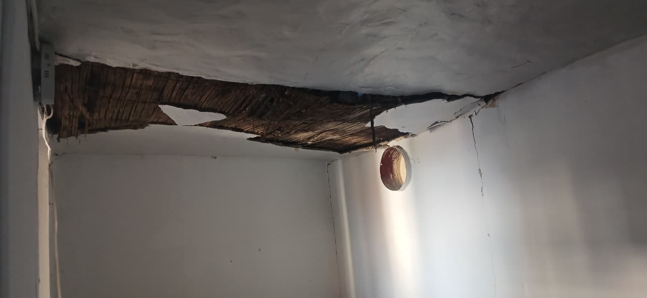 Algunas afectaciones a la Fundación Lazos de Amor, en el centro de Manizales (Caldas). Hay 21 adultos mayores buscando un albergue.