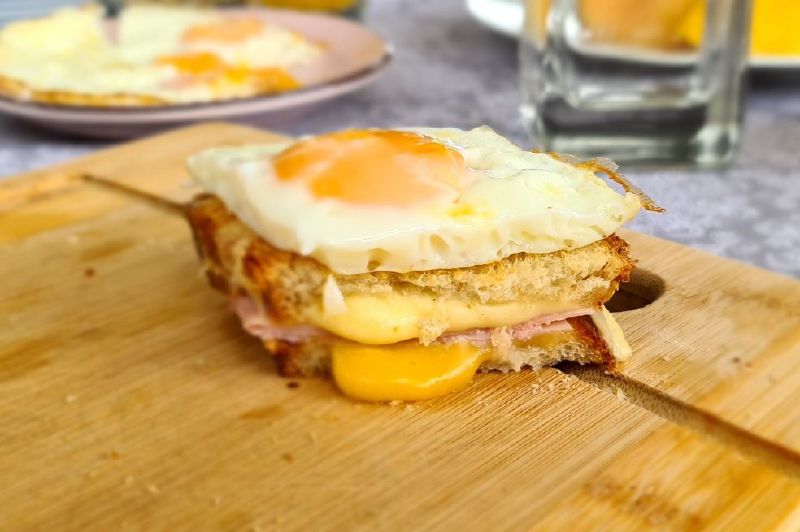 Sánduche de queso con huevo frito.
