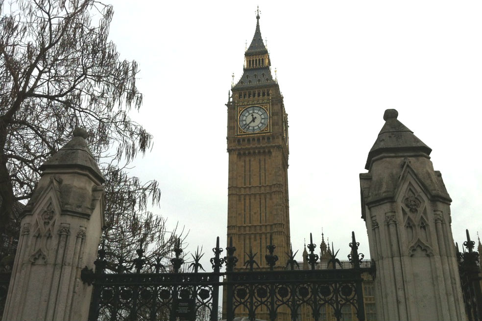 Detienen a hombre con un cuchillo frente al Parlamento británico