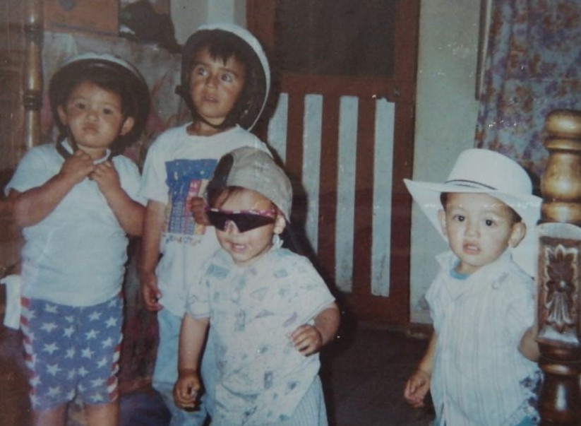 De izquierda a derecha: Mónica Gil, Sebastián Molano, Julián Molano y Carlos Andrés Gil. Desde pequeños, esta familia disfruta jugar con indumentaria de ciclismo.