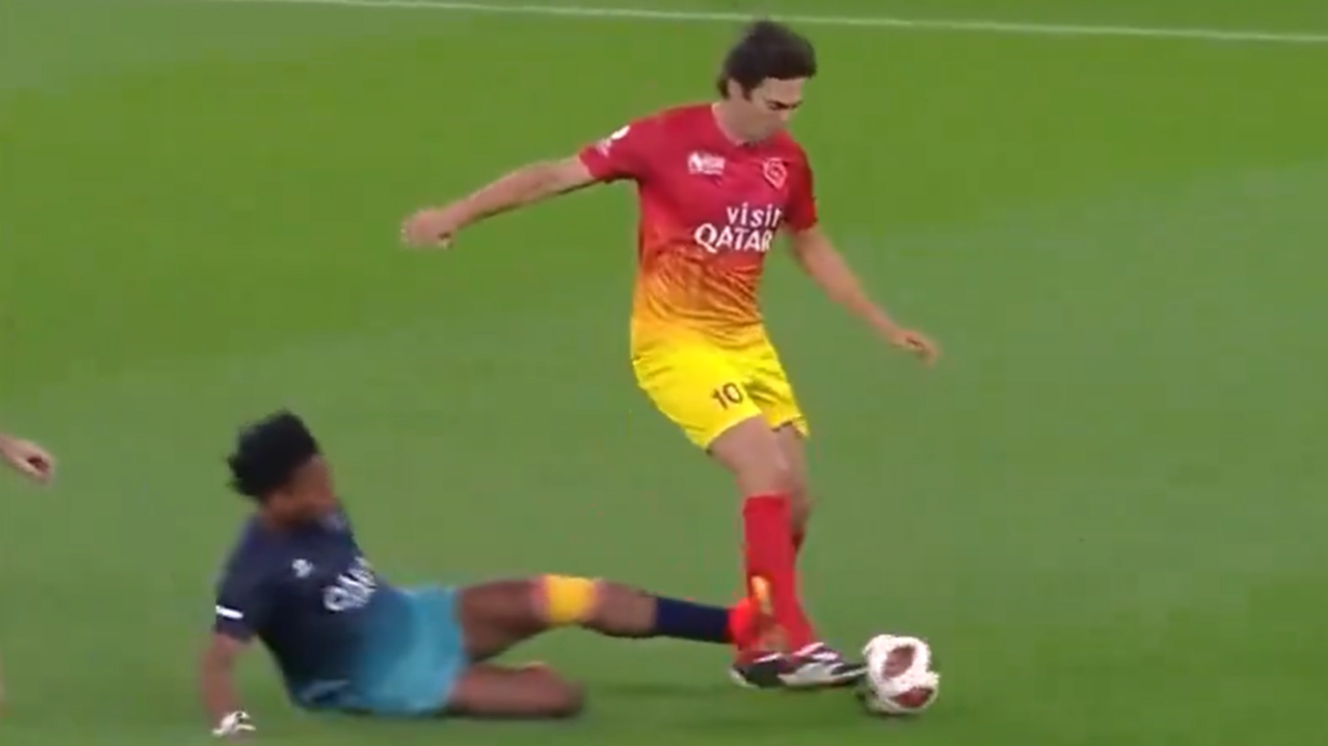 Influencer casi rompe a Kaká con vergonzosa patada en un partido amistoso: video