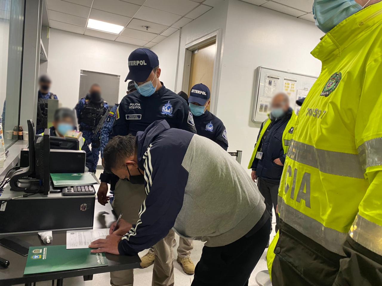 Harlinson Úsuga Úsuga, alias "Orejas", firmando sus papeles de extradición.