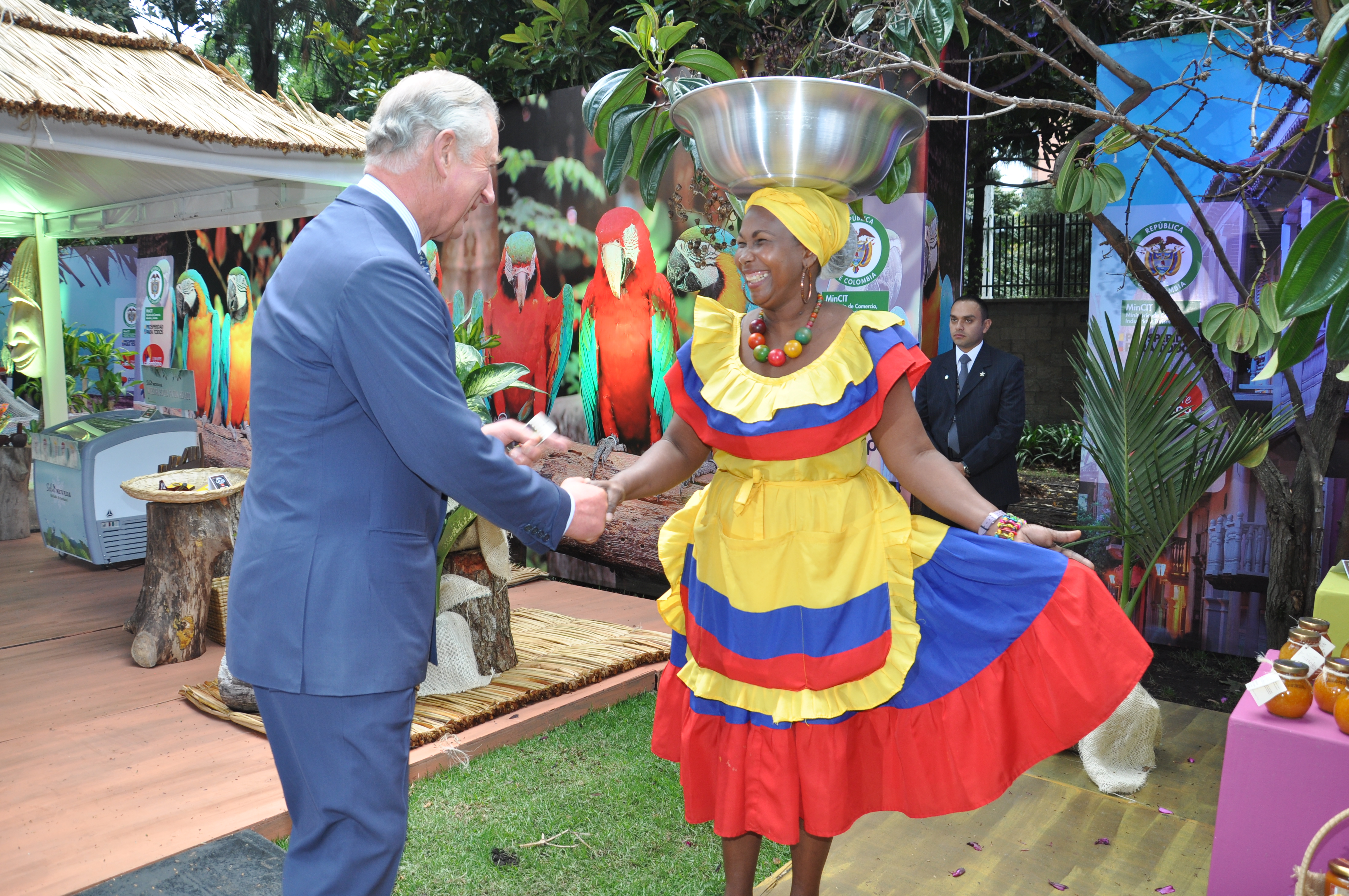 Cuando aún era príncipe de Gales, Carlos vino a Colombia en compañía de su esposa, Camila, entonces duquesa de Cornualles, para reforzar las relaciones con Reino Unido. Fu recibido por el presidente Juan Manuel Santos y visitó proyectos de agricultura sostenible en varias partes del país.