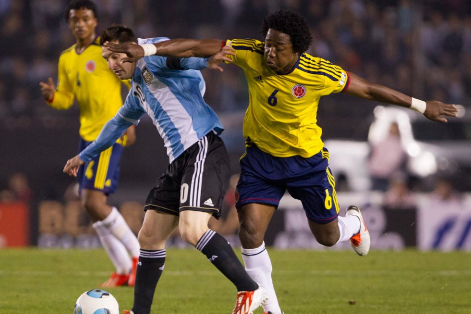 Carlos Sanchez marcando a Lionel Messi en Argentina. Foto_Archivo.