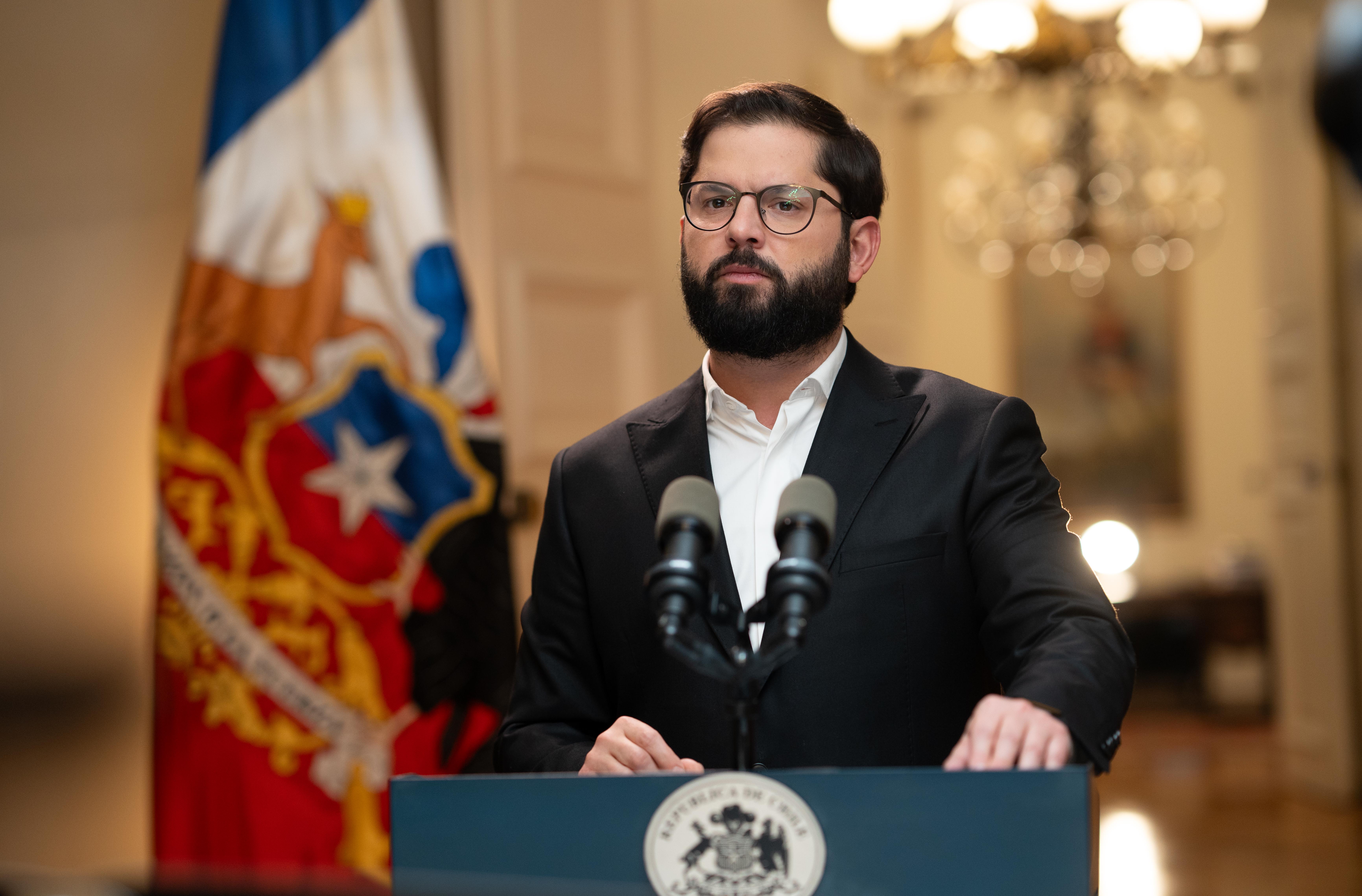 Presidente de Chile enfrenta denuncia por acoso sexual, que él niega: esto se sabe