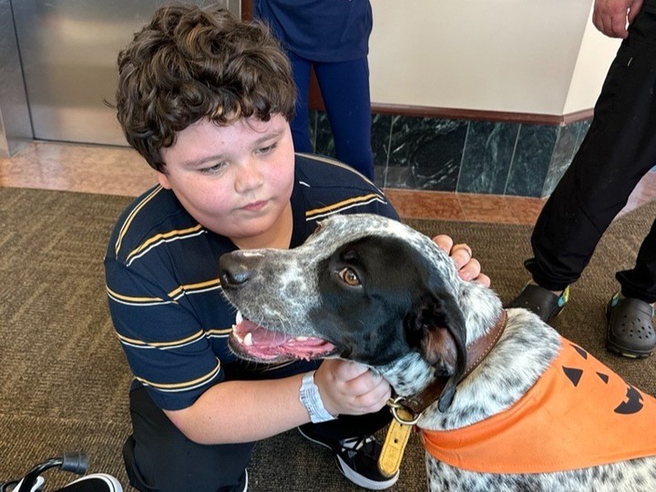 La heroica historia de Tucker: cómo un perrito salvó a su dueño del huracán Helene