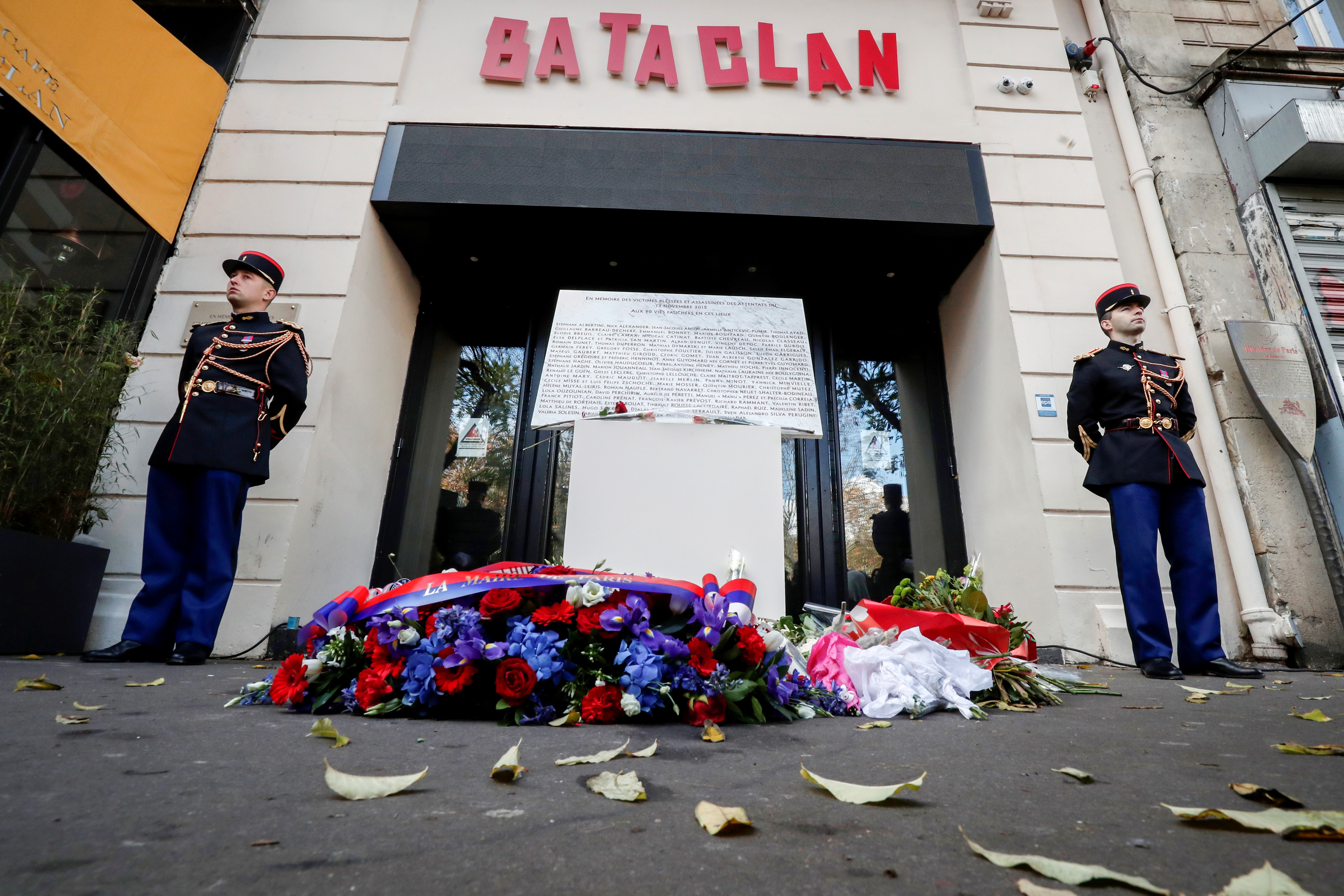 Los Gards se encuentran frente a la entrada del Bataclan en París el 13 de noviembre de 2018, durante una ceremonia celebrada en memoria de las víctimas de los ataques de París de noviembre de 2015, que tuvieron como objetivo la sala de conciertos Bataclan y una serie de bares y mataron a 130 personas. (Photo by BENOIT TESSIER / POOL / AFP)