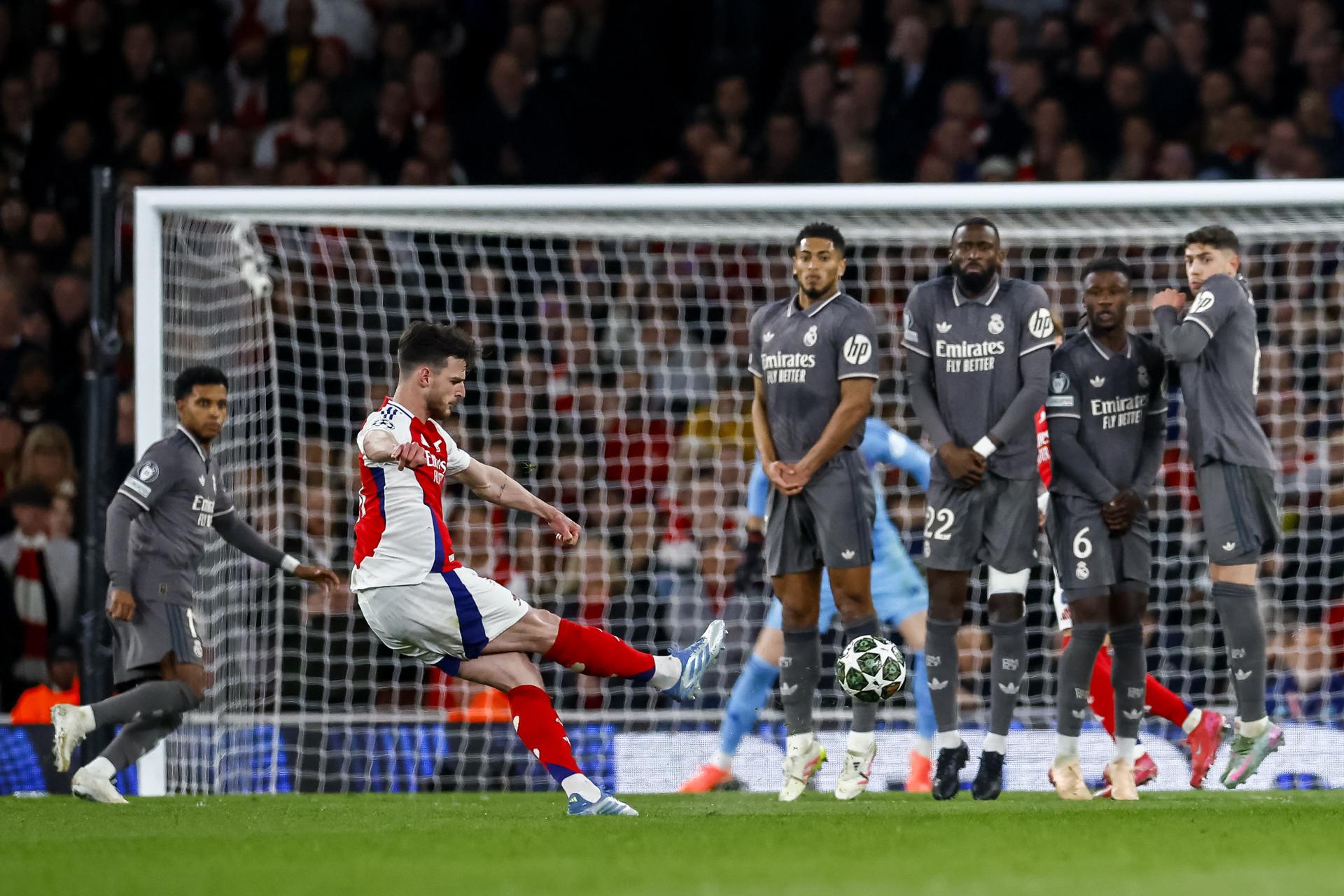 London (United Kingdom), 08/04/2025.- Declan Rice of Arsenal (L) takes a free kick to score the 1-0 goal during the UEFA Champions League quarter-final 1st leg match between Arsenal FC and Real Madrid in London, Britain, 08 April 2025. (Liga de Campeones, Reino Unido, Londres) EFE/EPA/TOLGA AKMEN
