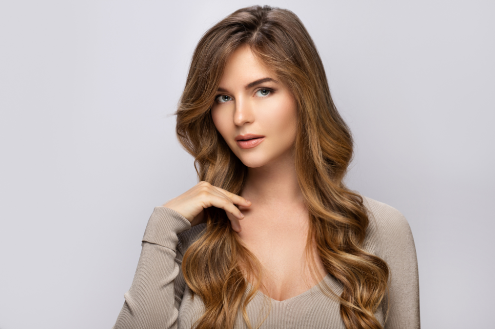Descubre los peinados de moda perfectos para cada forma de cara. Desde ondas leves para caras redondas hasta cortes bob.