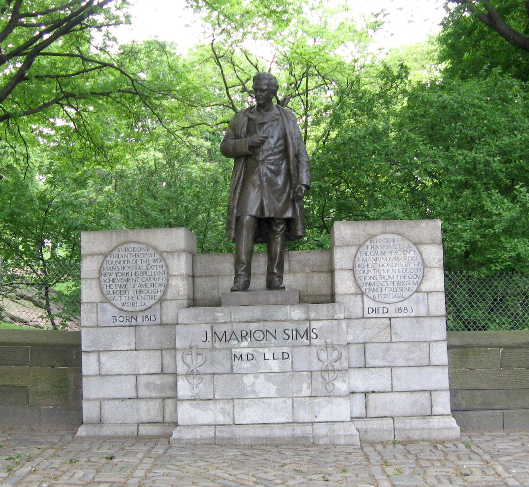 Nueva York retira estatua del “padre de la ginecología” por experimentar en esclavas negras, sin anestesia