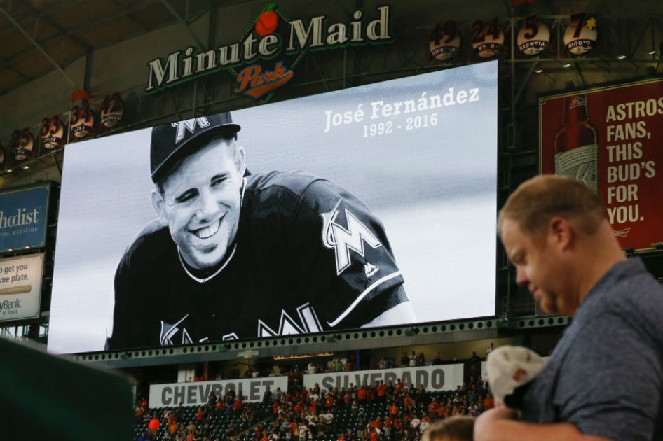 En diferentes estadios de Grandes Ligas se le rindió homenaje al lanzador cubano. Foto: AFP