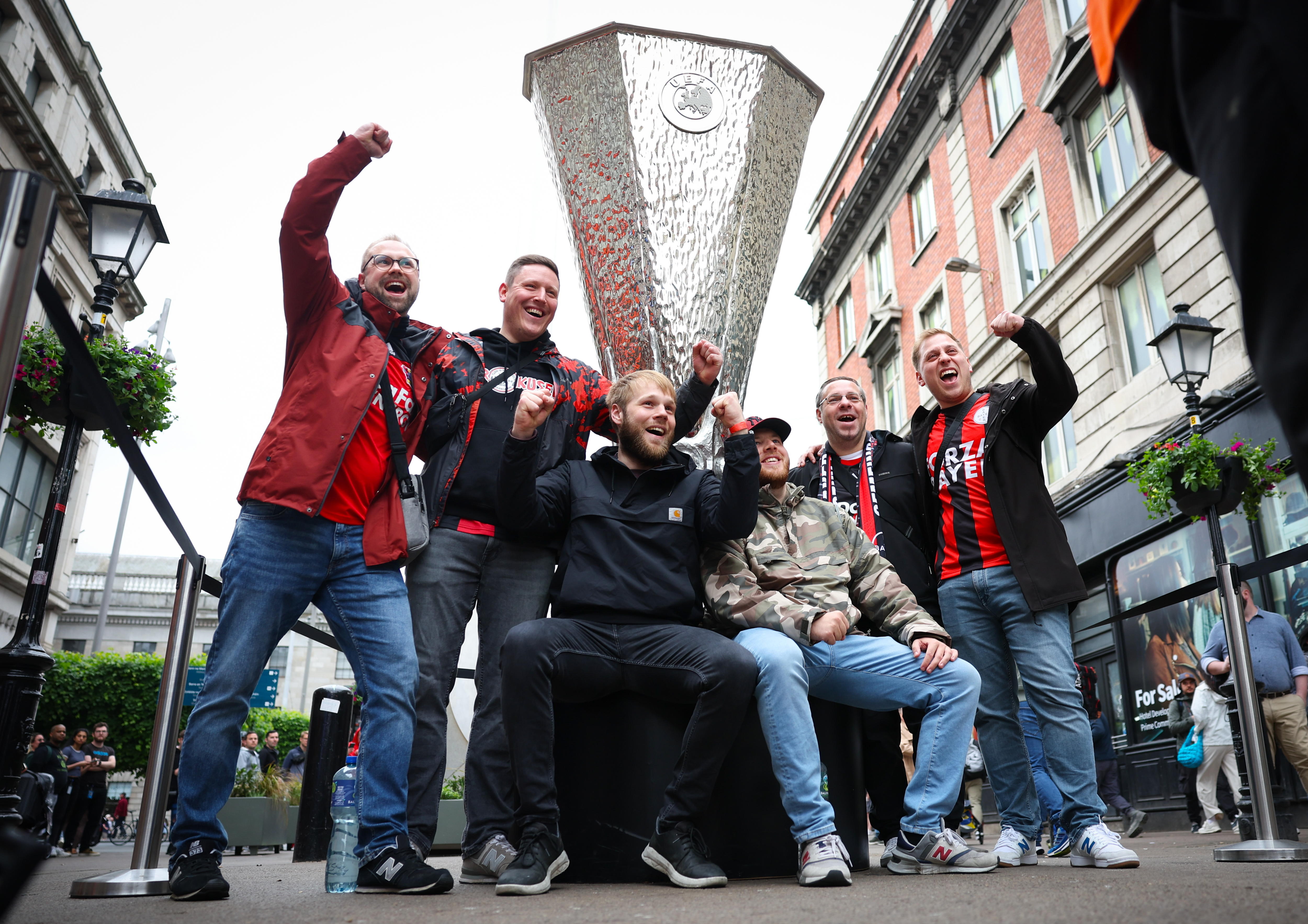 Dublin (United Kingdom), 22/05/2024.- Leverkusen fans pose with a giant replica Europa League trophy ahead of the UEFA Europa League final in Dublin, Ireland, 22 May 2024. (Irlanda) EFE/EPA/ADAM VAUGHAN