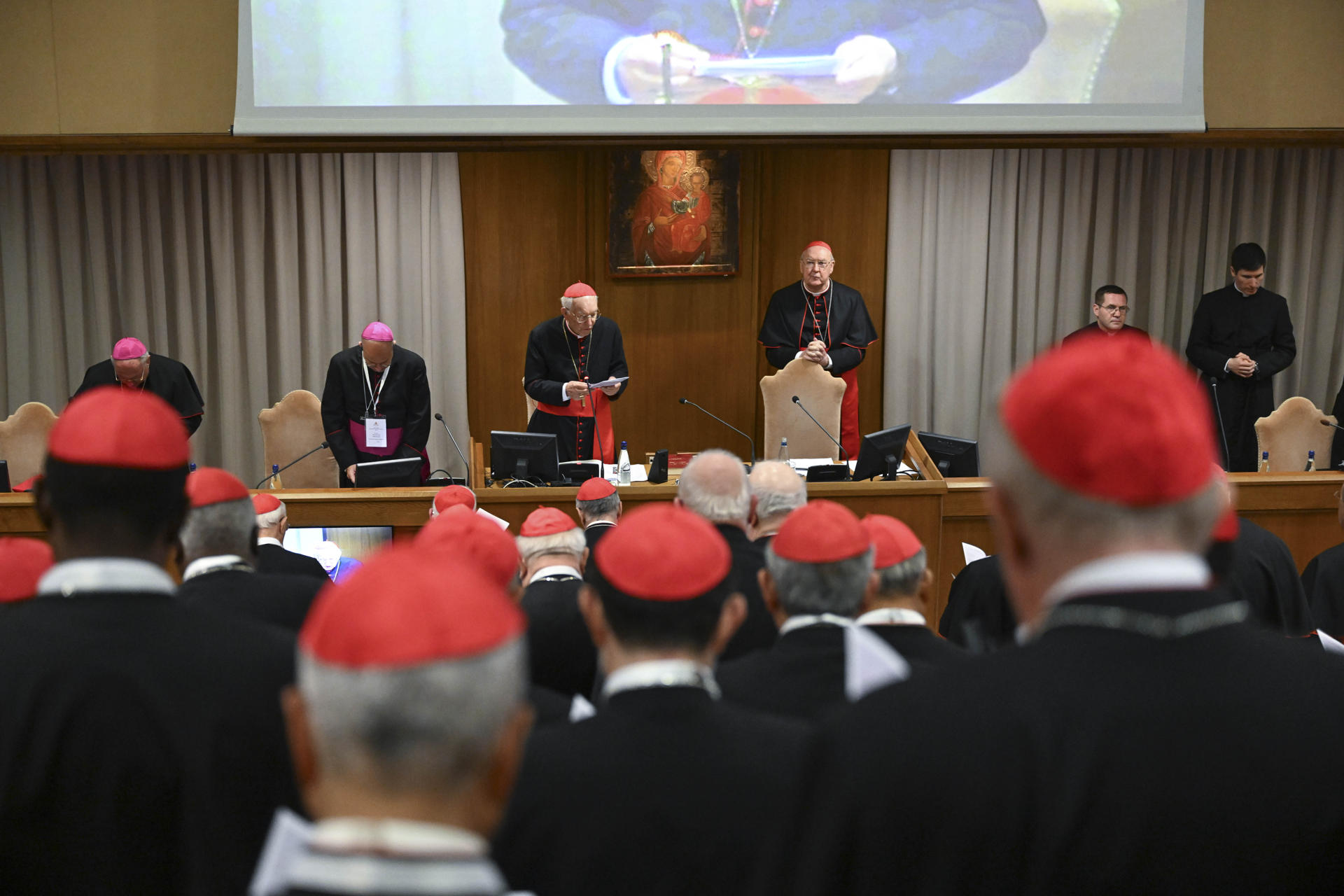 CIUDAD DEL VATICANO, 28/04/2025.-Varios cardenales aseguraron que este lunes se fijará la fecha para el inicio del cónclave en el que se elegirá al sucesor de Francisco mientras se dirigían a la quinta congregación general, en la imagen, las reuniones en las que los purpurados que entrarán en la Capilla Sixtina se van conociendo y concretando un perfil para el próximo pontífice. Estado Vaticano/Mario Tomassetti ***SOLO USO EDITORIAL/SOLO DISPONIBLE PARA ILUSTRAR LA NOTICIA QUE ACOMPAÑA (CRÉDITO OBLIGATORIO)***
