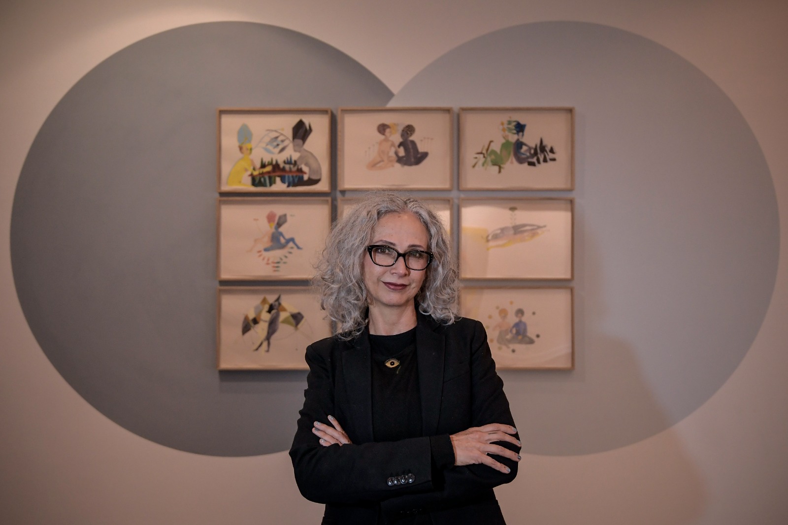 Luz Lizarazo, acompañada de algunas de las obras de su exposición “En el ojo nace la rosa”.