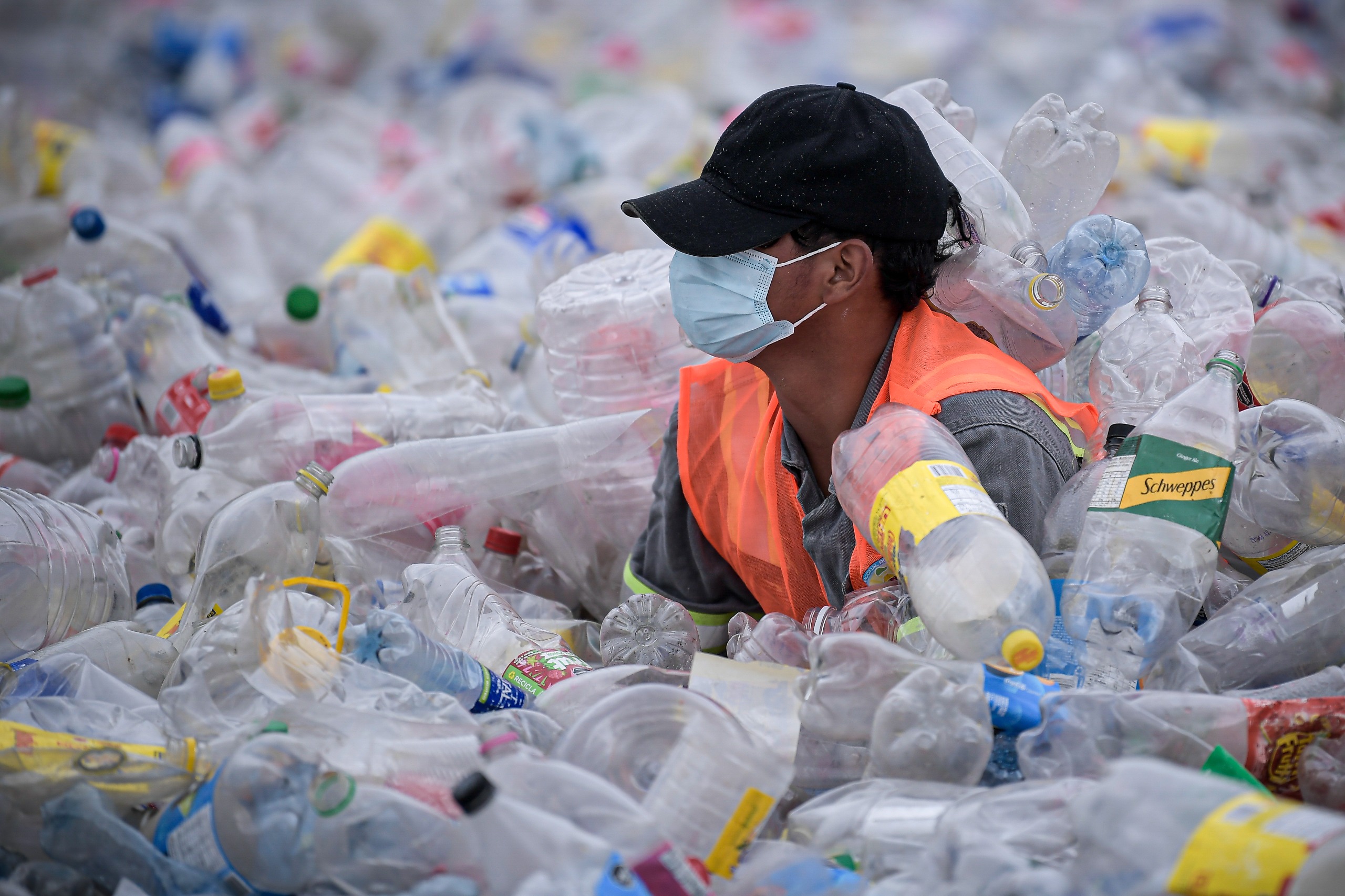 Recicladores inundaron la Plaza de Bolívar en protesta a "pagos injustos" por reciclar este material.