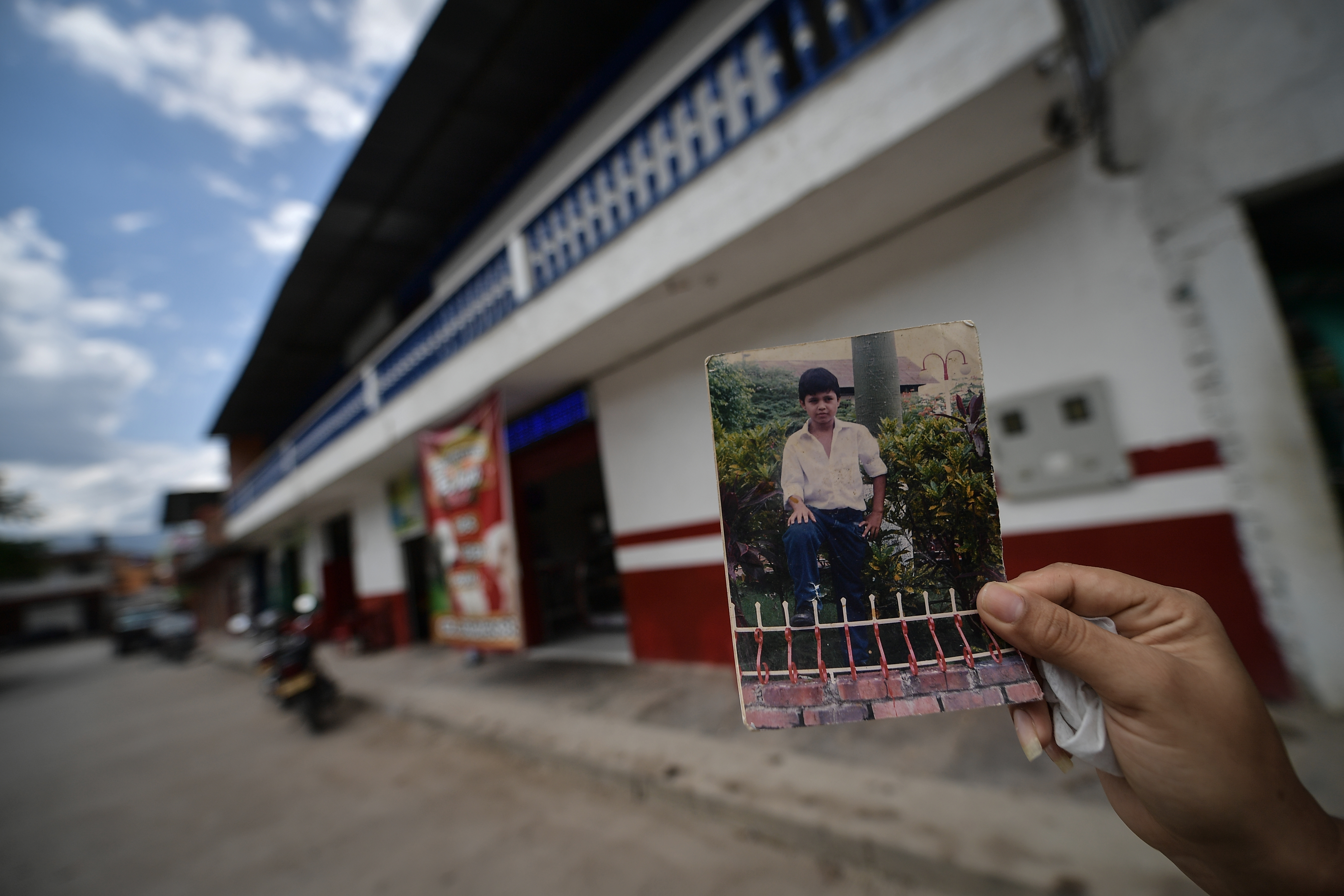 Una foto de Jorge Leiva frente a la panadería en la que trabajaba.
