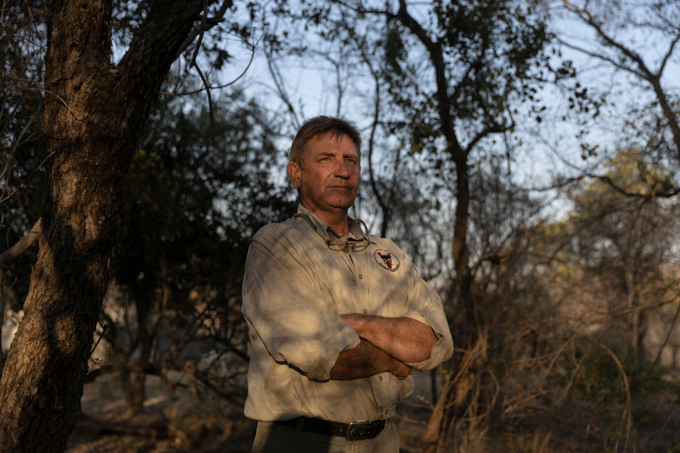 Pierre Bester, veterinario del Orfanato de Rinocerontes, y su equipo han necesitado seis semanas de minucioso trabajo para trasladar a más de 30 rinocerontes jóvenes a un nuevo hogar, donde espera que los animales estén a salvo de los cazadores furtivos que mataron a sus padres.
