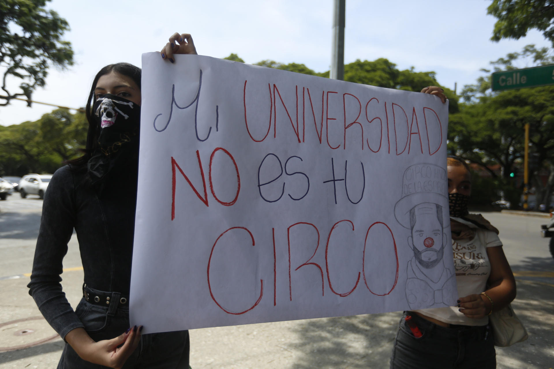 AME4409. CALI (COLOMBIA), 29/07/2026.- Estudiantes de la Universidad Santiago de Cali sostienen un cartel durante una manifestación en contra de la posesión presidencial de Abelardo de la Espriella, que se realizará el próximo 7 de agosto en el Arena USC, localizada al interior de las instalaciones de la Universidad este miércoles, en Cali (Colombia). EFE/ Ernesto Guzmán Jr