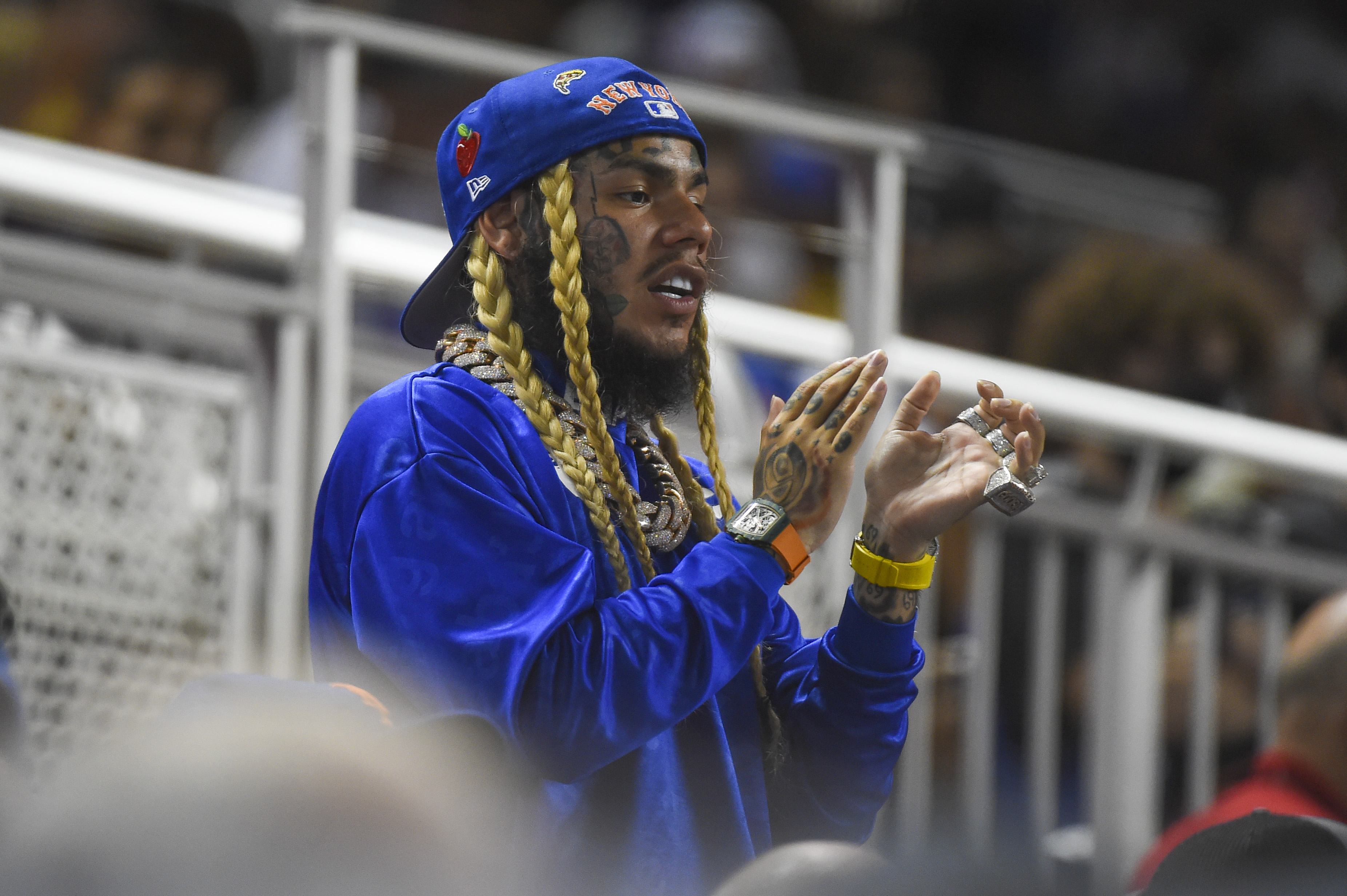 En octubre pasado, el rapero fue arrestado por presunto incumplimiento de algunos términos de su libertad condicional. Esta fue la alternativa que planteó Tekashi para evitar una sentencia larga en prisión.