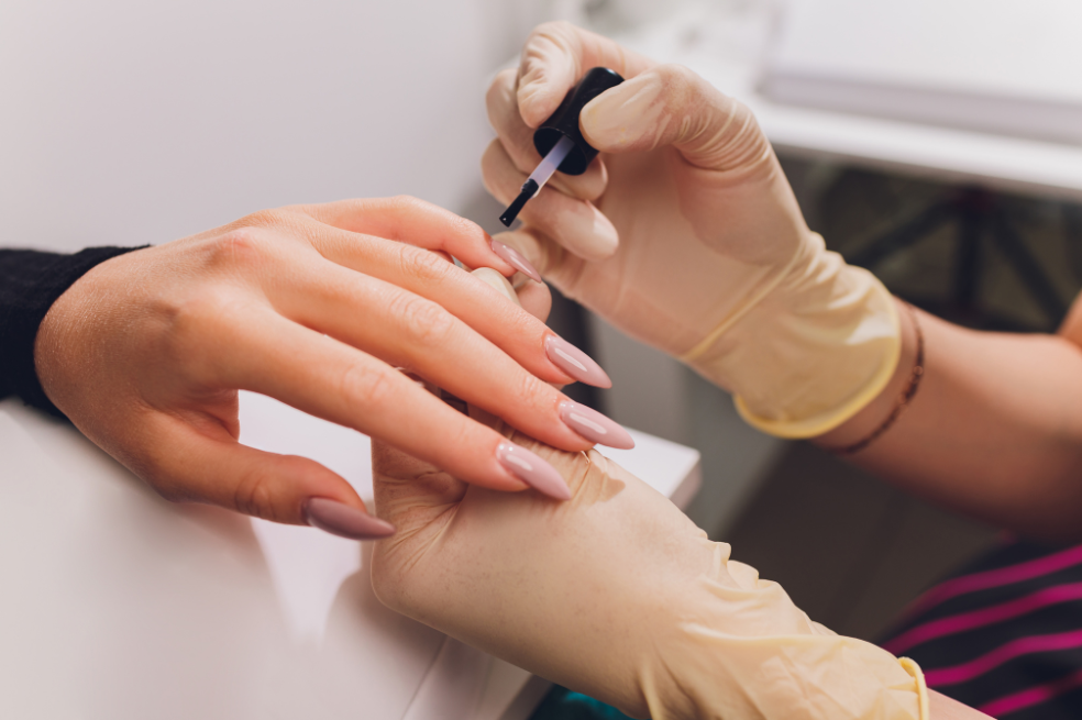 6 ideas de uñas semipermanentes delicadas de moda en 2024