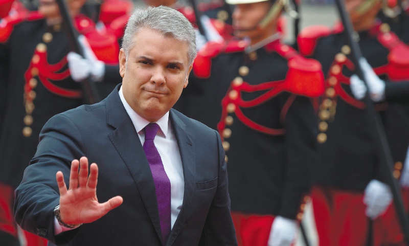 Tras ausencia en la Comisión de la Verdad, Duque recibió condecoración en Fiscalía