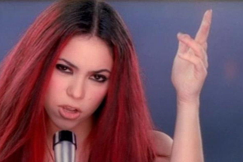 Luego de eso, en 1999, cuando su música comenzó a ser conocida, Shakira se despidió del color negro y pasó a tener un tono de pelo rojizo con raíces oscuras. Sin embargo, siguió conservando el pelo liso, al parecer, para encajar en la industria. Con ese look, la colombiana grabó su tema ‘Ojos así’.