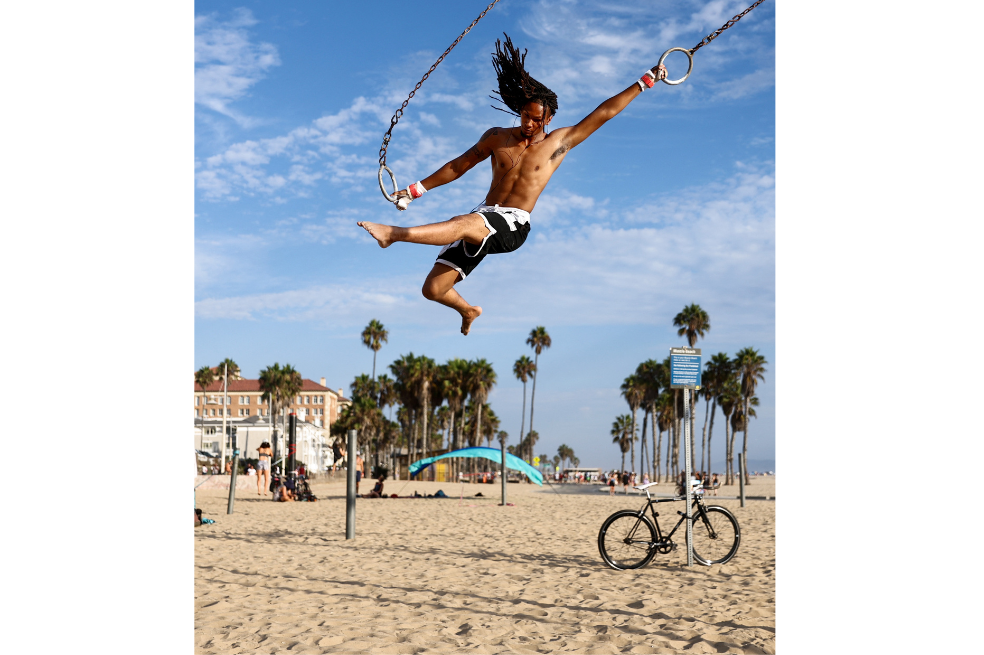 James M. Black practica anillos ambulantes en la playa de Santa Mónica en medio de una intensa ola de calor en el sur de California el 4 de septiembre de 2022 en Santa Mónica, California.