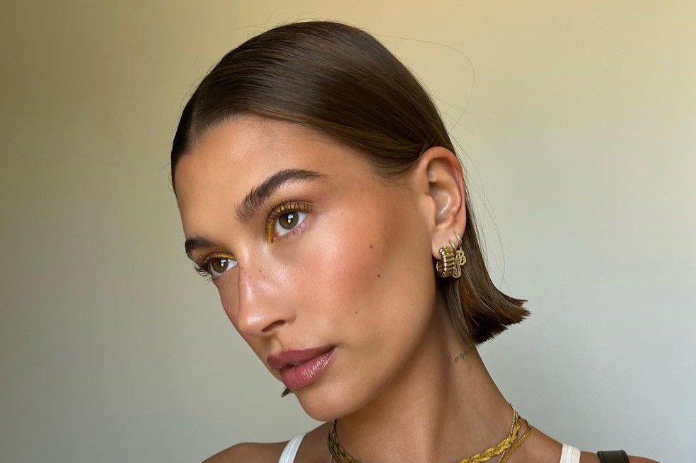Hailey Bieber pone de moda las cintas en el cabello y nos encanta