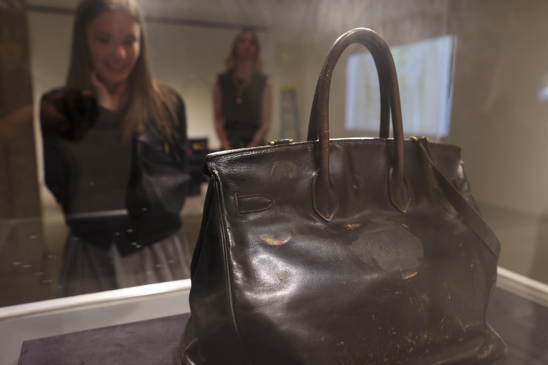 NEW YORK (United States), 06/06/2025.- People view Jane Birkin's Original Hermes Birkin on display at Sotheby's auction house in New York, New York, USA, 06 June 2025. The bag will be on display in New York until 12 June and up for auction as the lead of Sotheby's Fashion Icons sale on 10 July 2025. (Moda, Nueva York) EFE/EPA/SARAH YENESEL