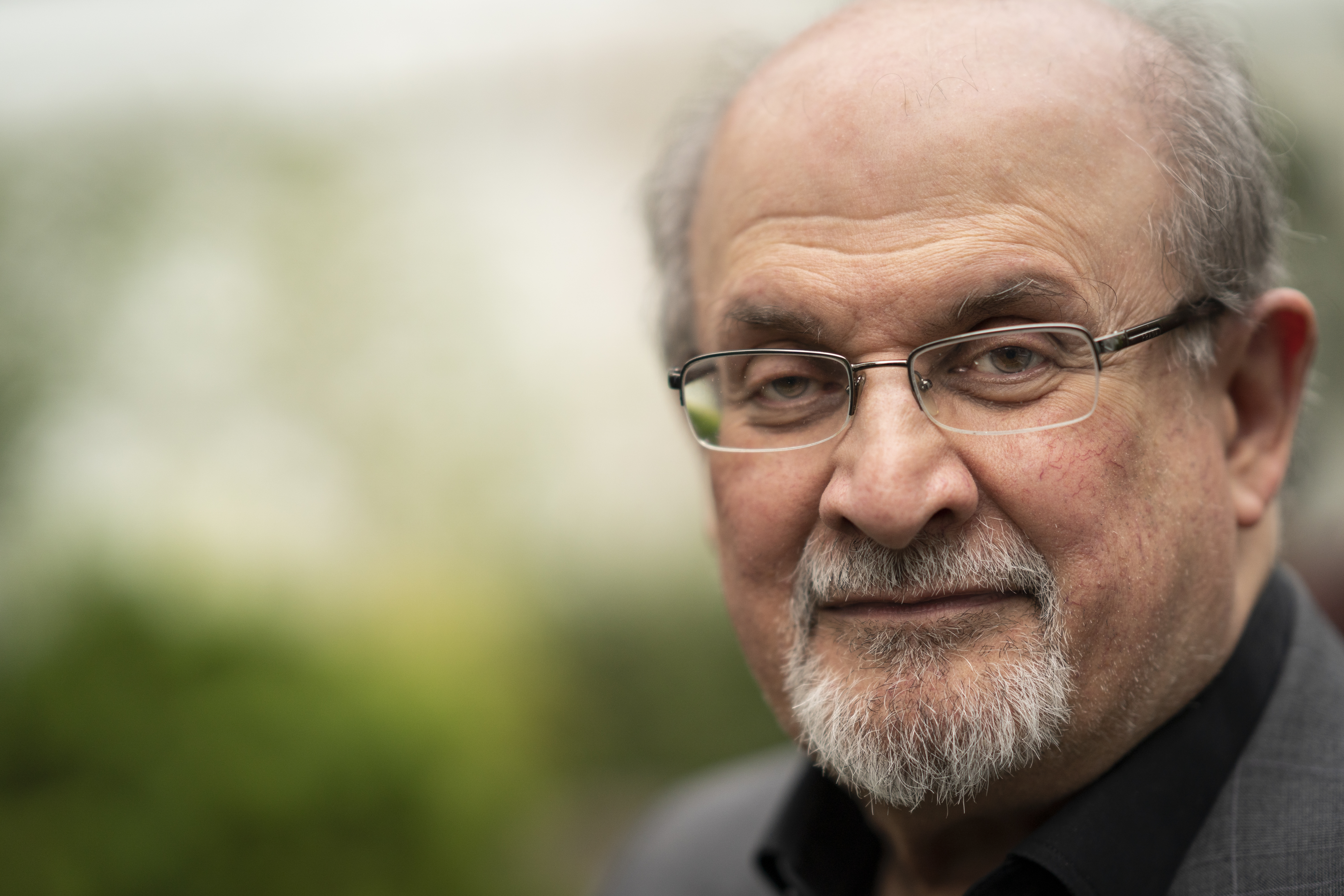 Aplazan el juicio al agresor de Salman Rushdie por la próxima publicación del escritor