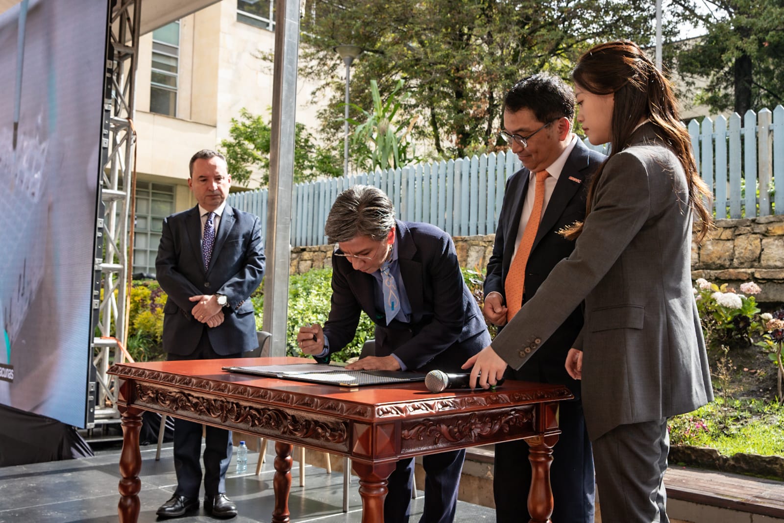 Bogotá selló “matrimonio” con Sinovac para construir la primera fábrica de vacunas