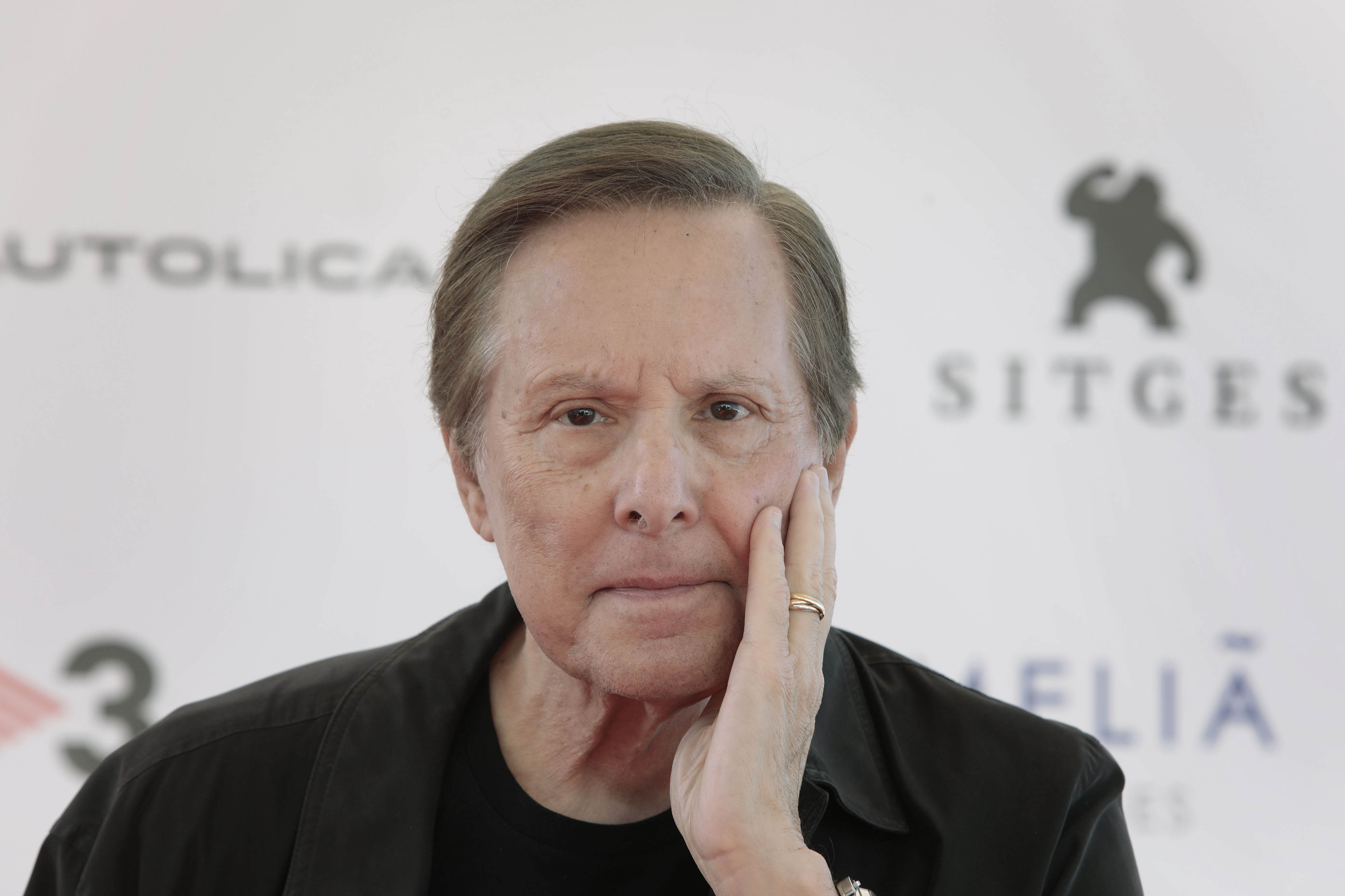 B37. SITGES (ESPAÑA), 07/08/2023.- Fotografía de archivo fechada el 6 de octubre de 2017 que muestra al director de cine William Friedkin durante una rueda de prensa en el Festival de Cine Fantástico de Sitges, en Sitges (España). El director estadounidense William Friedkin, responsable de películas como "The Exorcist", falleció este lunes a los 87 años de edad en Los Ángeles (California, EE.UU.). EFE/ Susanna Sáez