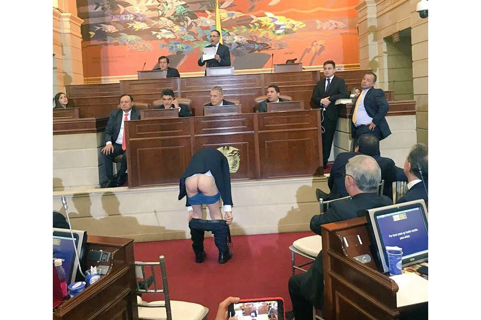 Antanas Mockus se baja los pantalones en plena instalación del Congreso