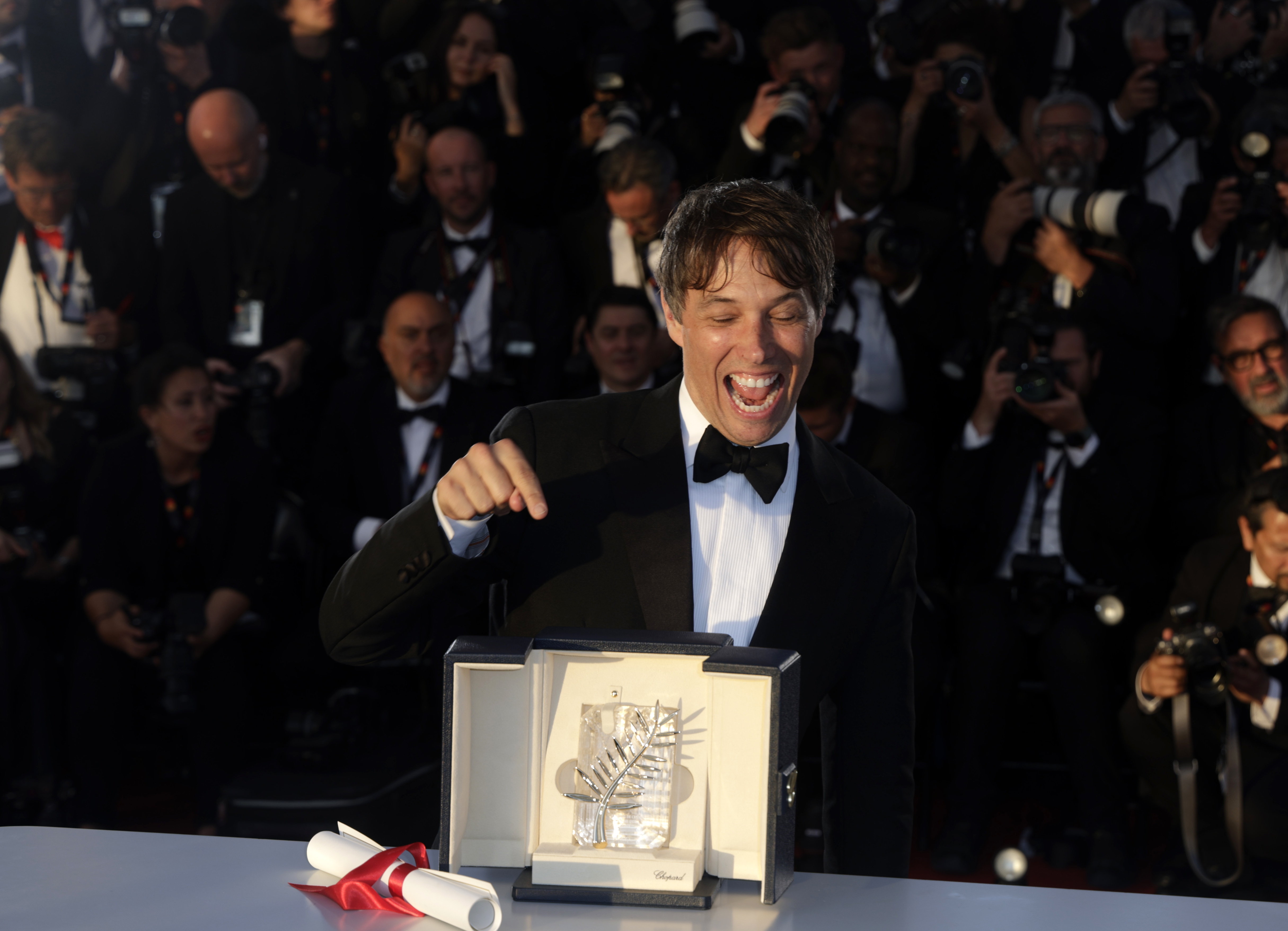 Cannes (France), 25/05/2024.- Sean Baker poses with the 'Palme d'Or' for Anora after the closing and awards ceremony of the 77th annual Cannes Film Festival, in Cannes, France, 25 May 2024. The film festival runs from 14 to 25 May 2024. (Cine, Francia) EFE/EPA/GUILLAUME HORCAJUELO