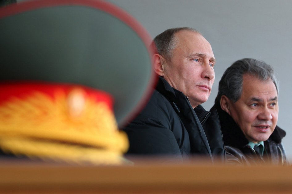 El presidente ruso, Vladimir Putin izda, y el ministro ruso de Defensa, Sergei Shoigu./ EFE