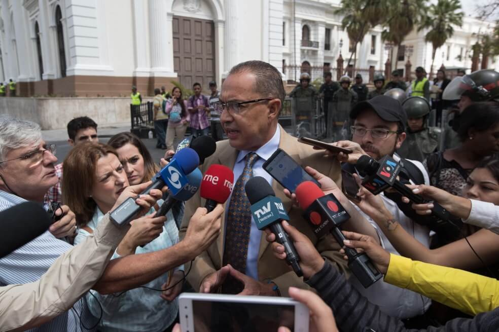 El diputado venezolano Richard Blanco habla con la prensa frente al edificio de la Asamblea Nacional de Venezuela. / EFE