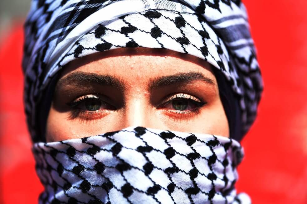 Miles de mujeres salen a las calles para defender su papel en las protestas de Irak