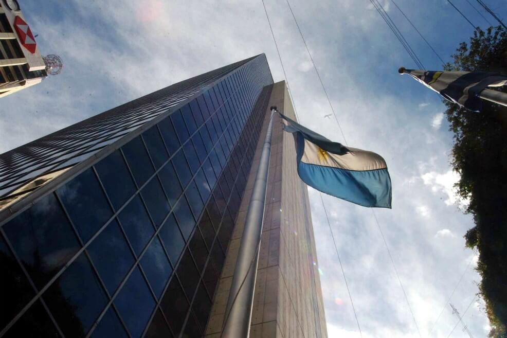 Trágica semana en los mercados argentinos por fin mejora
