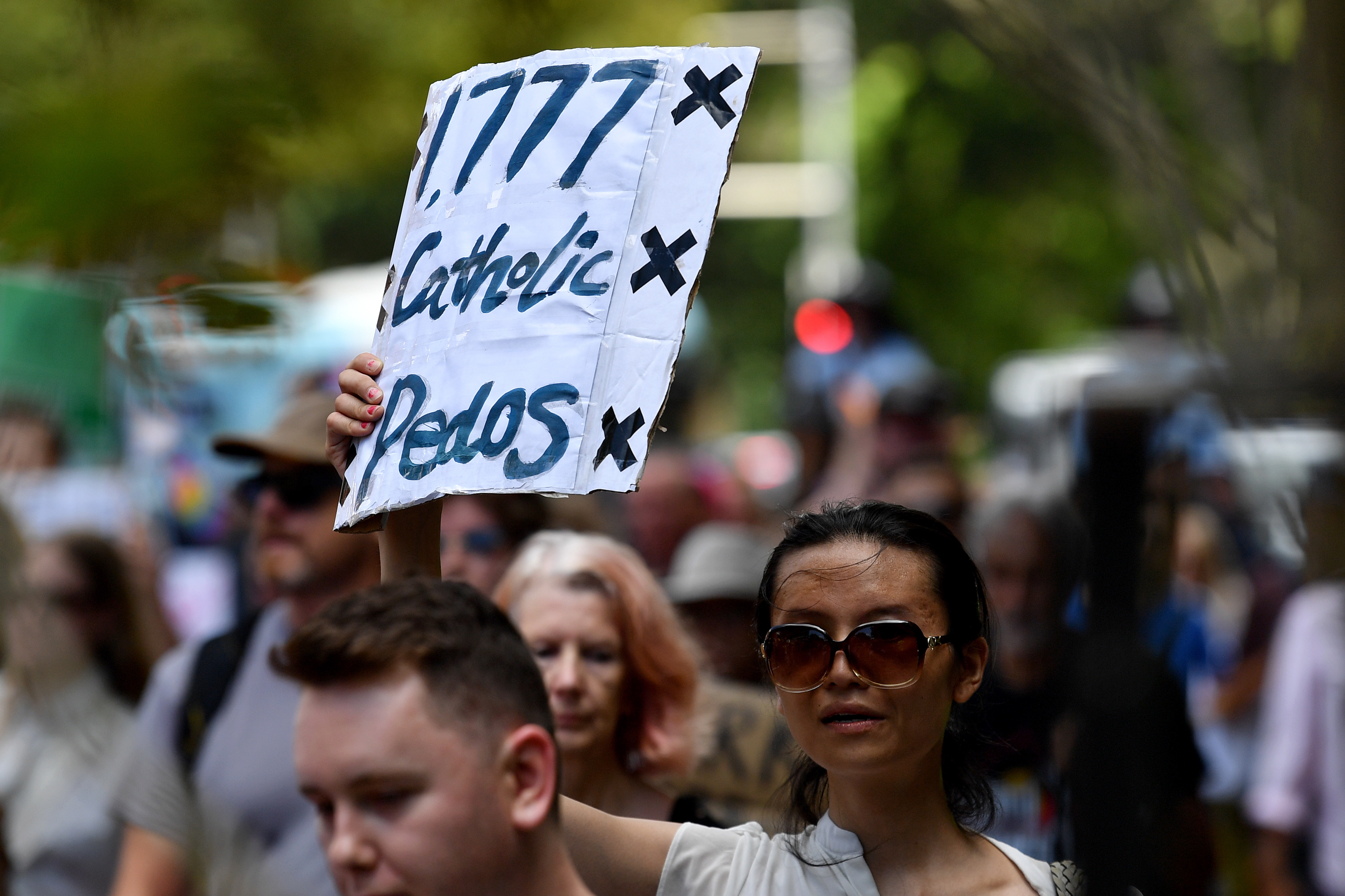 Funeral del cardenal George Pell causa protestas en Sídney (Australia)