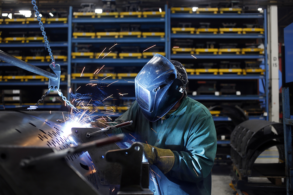 Caída de las manufacturas en el mundo preocupa a los bancos centrales