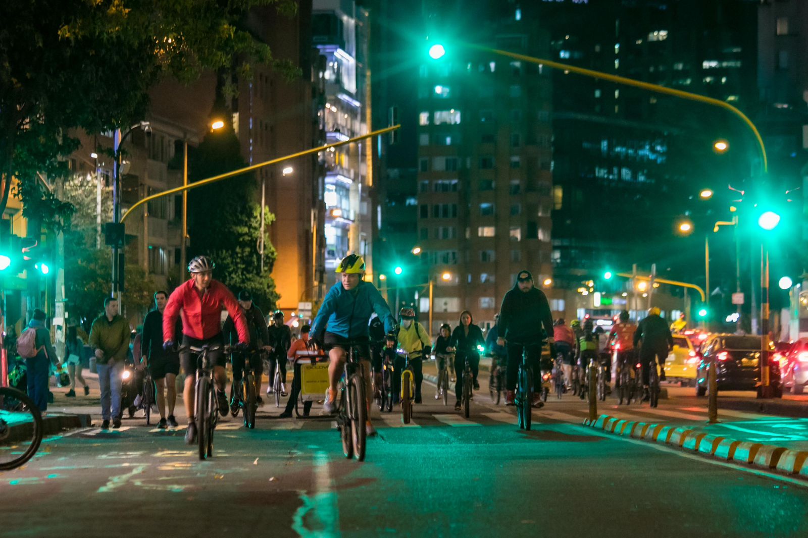 7 beneficios de montar bicicleta en la ciclovía nocturna de Bogotá