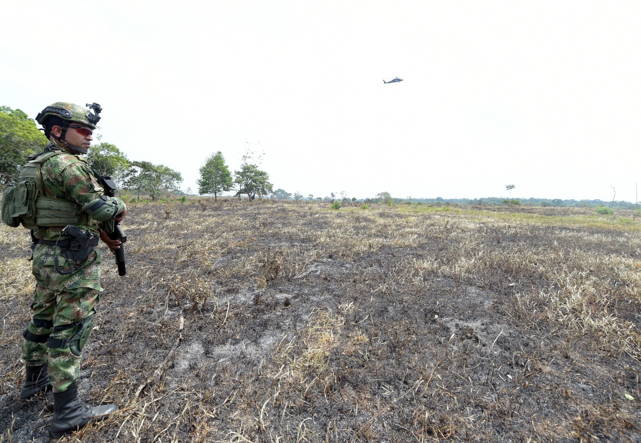 Así quedaron las áreas deforestadas en Tinigua.Cortesía MindefensaTrujillo llegó a acompañar el proceso junto al ministro de Ambiente, Ricardo Lozano, la directora de Parques Nacionales, Julia Miranda, luego de que el jueves, en el desarrollo de unas operaciones similares, el intento de la Fuerza Pública por recuperar el lugar terminó en combates. Entre las personas que fueron capturadas este sábado, hay algunas que tenían órdenes de captura previa y otras que fueron aprehendidas en flagrancia. Los 12 hombres y 8 mujeres capturados serán puestos a disposición de un juez de garantías para ser procesados por delitos ambientales, y los cinco menores que estaban en el lugar, se entregarán al Instituto Colombiano de Bienestar Familiar (ICBF).